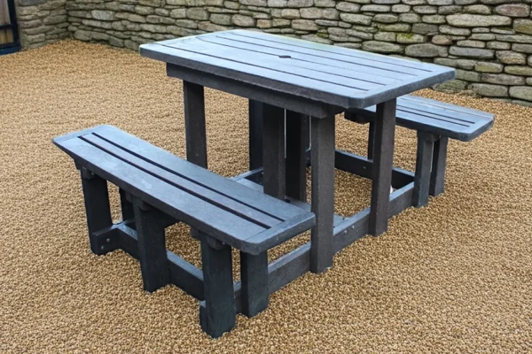 Picnic table 4 seater recycled plastic (lifestyle)