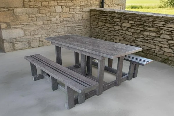 Picnic table 6 seater recycled plastic (lifestyle)